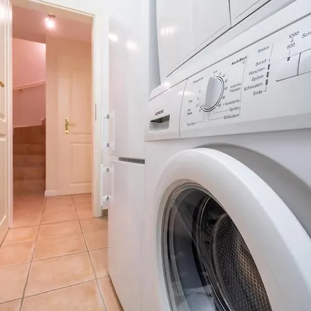 Meets Hues Nyaraló *