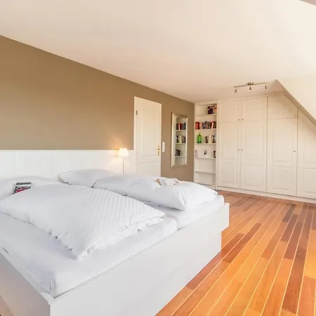 Nyaraló Meets Hues *