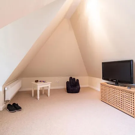 Nyaraló Meets Hues *